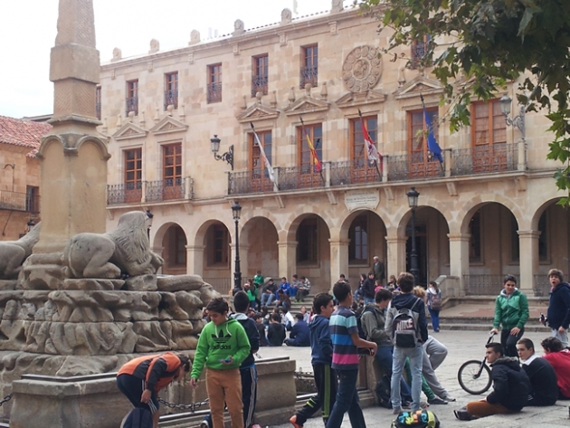 Estudiantes sorianos en la plaza Mayor de la capital de la provincia