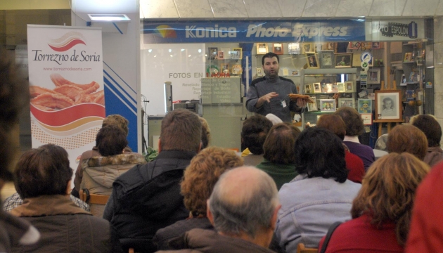 La charla ha congregado la atención del cerca del centenar de personas asistentes