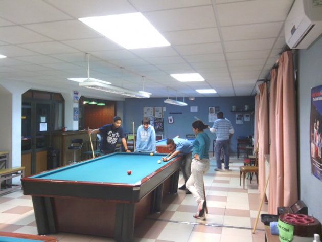 Jóvenes disfrutando del billar