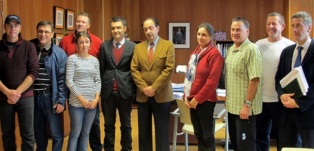 Los canadienses con el delegado territorial, en el centro