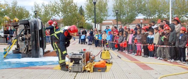 Los niños viendo la intervención