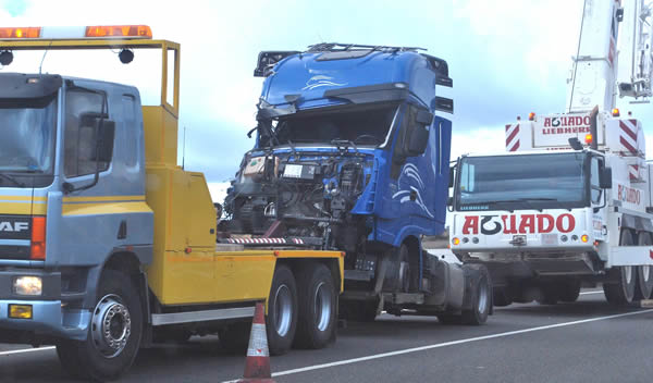 Camión accidentado siendo remolcado