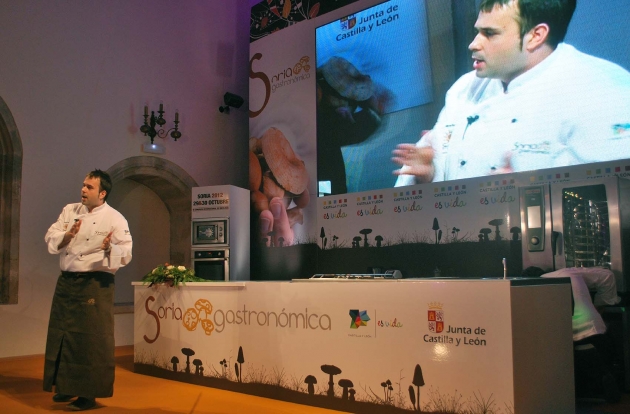 El cocinero Ignacio Solana durante su disertación
