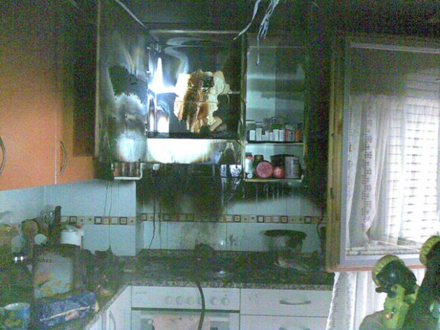 Daños en la cocina por el fuego en un piso de la avenida Valladolid