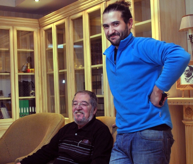 Pepe Mediavilla, sentado, con el organizador Ernesto López