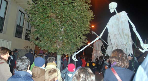 La comitiva hacia el Duero acompañada por tenebrosos gigantes