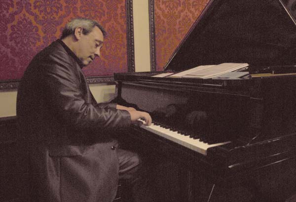Gil sobre el teclado del Steinway & Sons del casino