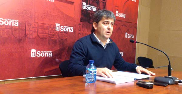 Javier Antón, este viernes, presentando la memoria de la empresa mixta del agua