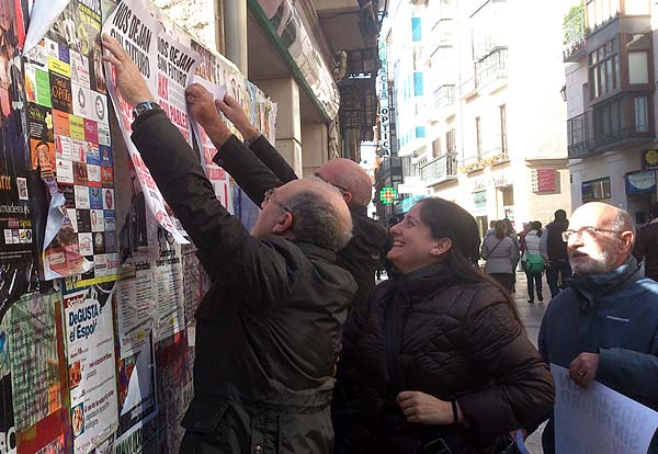 Gómez (izda.) y Romero, durante la pegada de carteles para la convocatoria de huelga