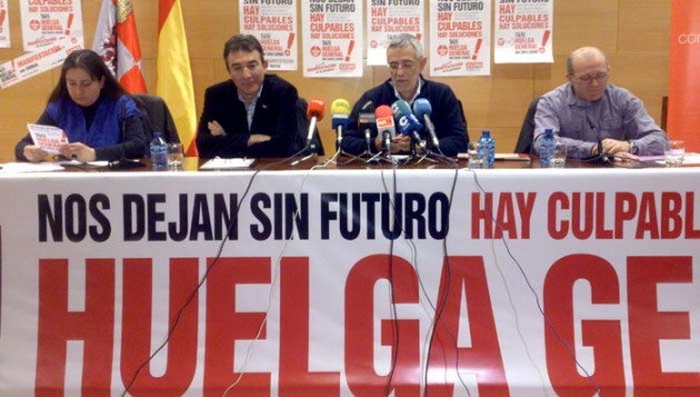 Los secretarios generales en la región de CC OO (izda.) y UGT en el centro, flaqueados por sus homólogos provinciales