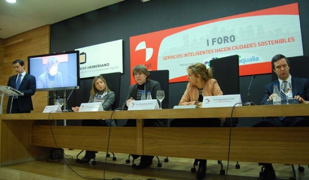 El alcalde en el centro, durante su intervención en el foro vallisoletano