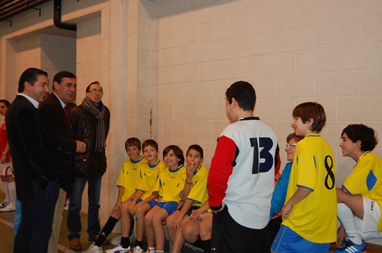 Pardo con jóvenes escolares