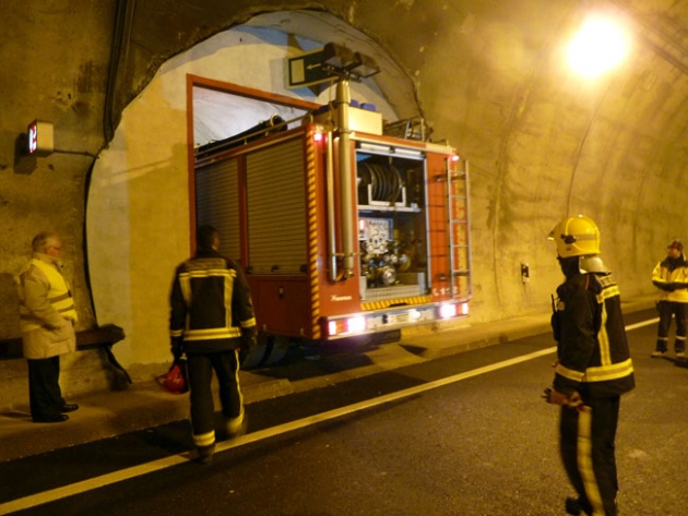El camión accede al túnel