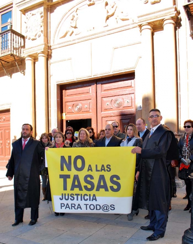 Letrados en su concentración ante los juzgados de la capital