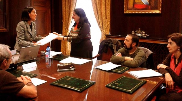 Un momento de la reunión con la representante del Procurador del Común