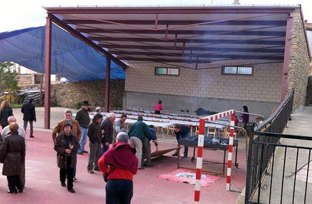 Preparativos para el almuerzo de la jornada a base de migas pastoriles