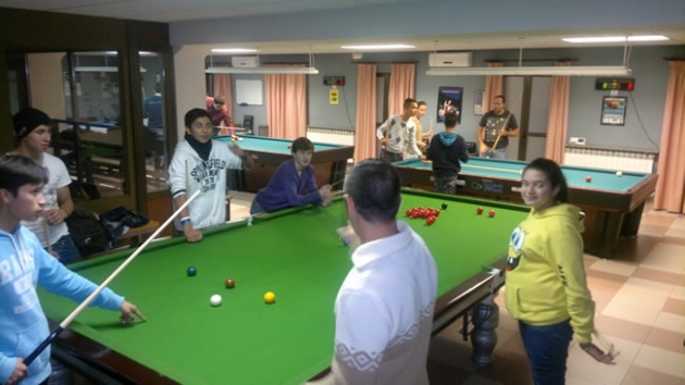 Jóvenes en la mesa de snooker