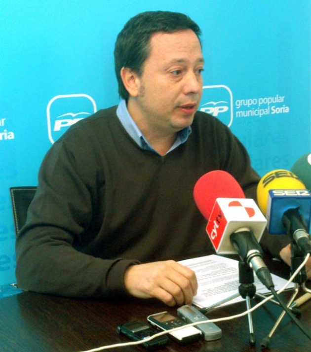 El concejal del PP Adolfo Saínz en rueda informativa este lunes