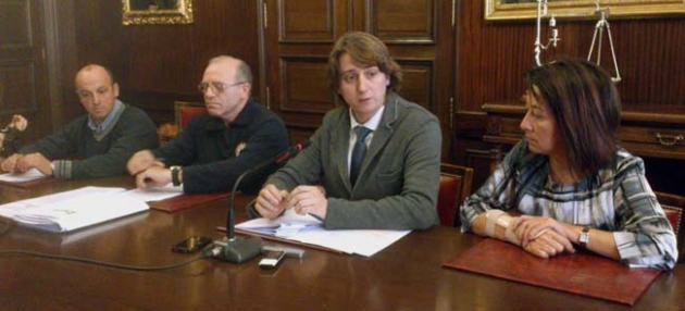 De derecha a izquierda, Andrés, Mínguez y los técnicos Gómez y Rodríguez