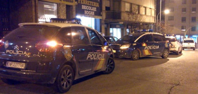Vehículos de Policía, junto al portal