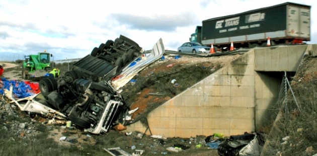 Parte de la carga quedó esparcida alrededor del vehículo