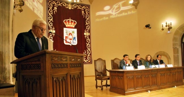 En primer término, el doctor Ruiz Liso