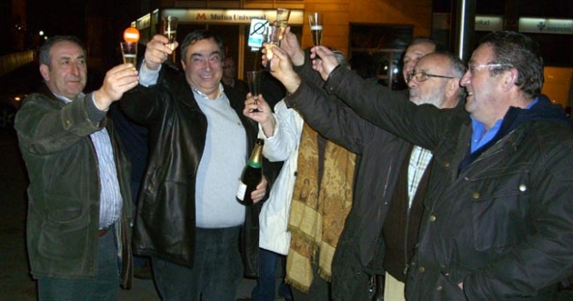 Carmelo Gómez, segundo por la izquierda, brinda por su victoria en las elecciones agrarias