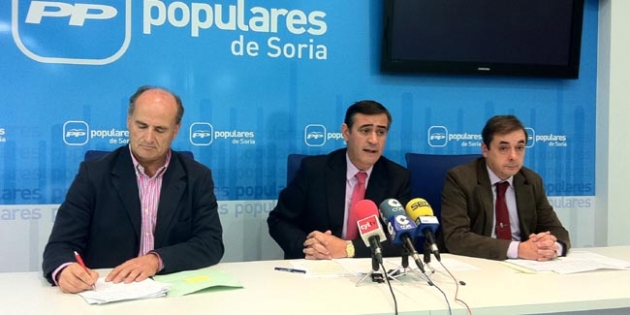 De Pablo, Pardo y Miguel en noviembre de 2011 reclamando los pagos para sus munipios