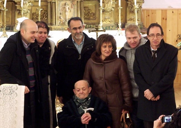 El centenario, sentado en el centro