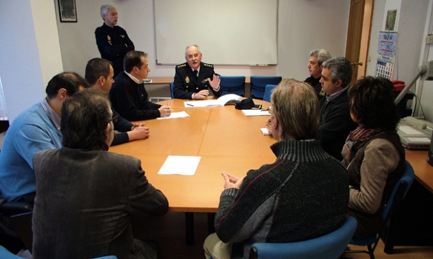 Reunión entre comerciantes y policías