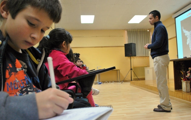 Lozano con los niños de Las Pedrizas