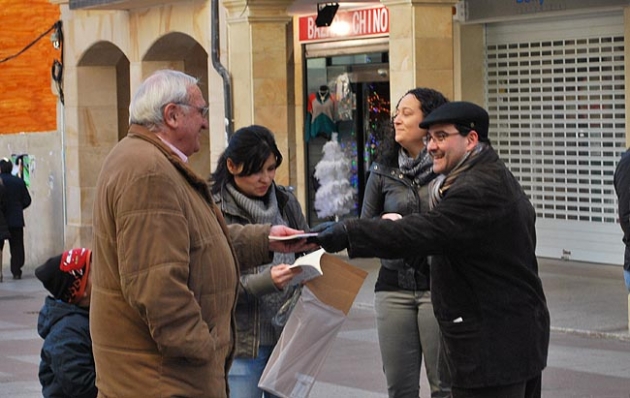 Afiliados del PP soriano entregan ejemplares de la Constitución