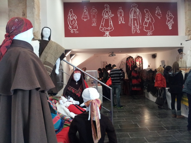 Visitantes viendo los expositores