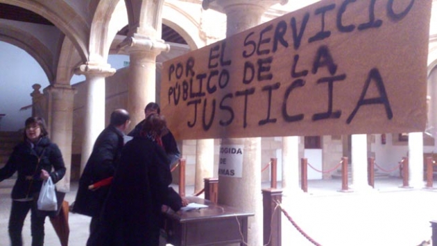 La mesa está en el patio del palacio