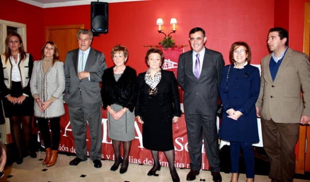 Postigo, en el centro, con las autoridades