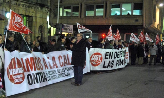 Los convocantes ante la puerta de la Dehesa
