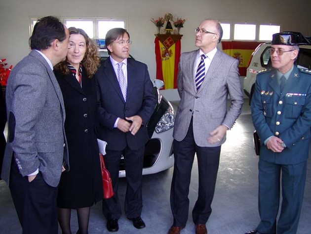 El delegado, el segundo por la derecha, en el cuartel olvegueño