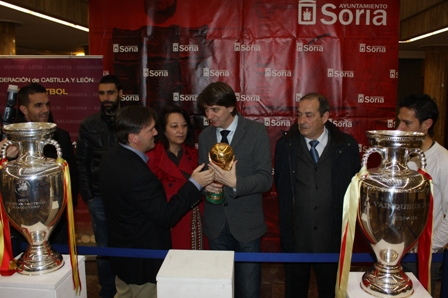 El alcalde sujeta la Copa del mundo