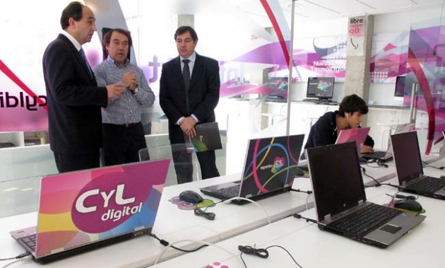 El delegado, (izda,) en las instalaciones