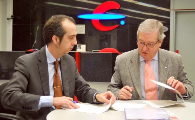 Crespo (dcha,) suscribe el convenio para el Banco de Alimentos