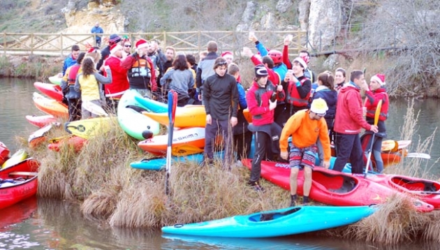 Los regatistas brindaron con cava en el islote frente al Peñón