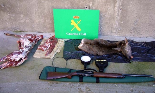 La corza desollada y material de caza 