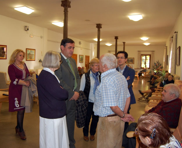 Pardo habla con un residente del centro de El Royo