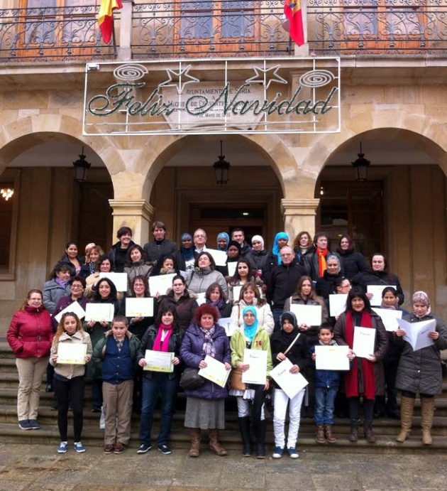 Las alumnas con sus diplomas
