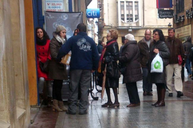 Cola en una administración de lotería del Collado
