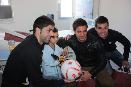 Juanjo, Natalio y Bedoya con un niño