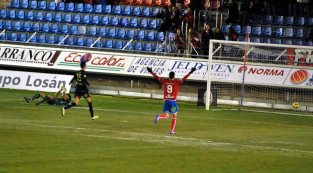 Juanjo celebra el tercer gol de Natalio