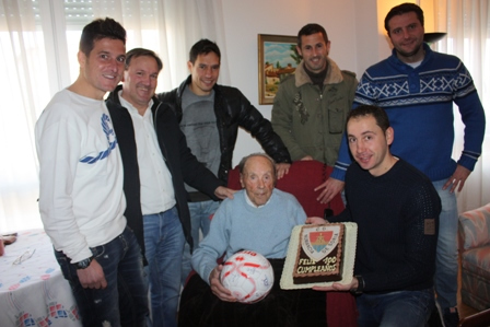 Entrega de la placa al abonado centenario