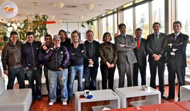 Val, la cuarta por la izquierda en la presentación del proyecto