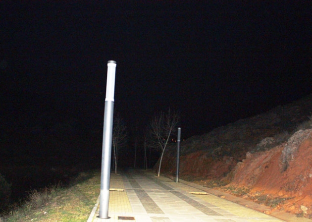 El camino entre el cementerio y el paseo de San Prudencio lleva meses sin iluminación